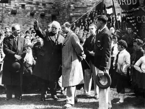 00912 Prints: David Lloyd George and Prince Edward of Wales in the grounds of Caernarfon Castle with