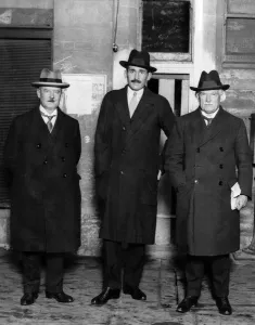00912 Prints: David Lloyd George, right, with Captain Geoffrey Crawshaw and Mr D T Salathiel at Newport