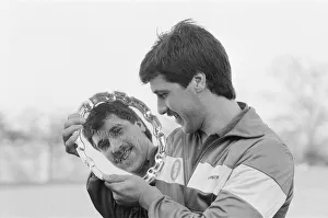 01395 Prints: David Seaman, Goalkeeper, with his Young Player Of The Month Award for December 1985