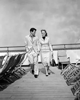 01025 Prints: Debbie Reynolds and Eddie Fisher photographed aboard the Queen Elizabeth when she arrived