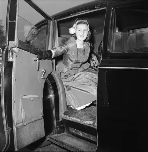 Ladies Prints: Debutantes at Buckingham Palace, queue to see Queen Elizabeth II