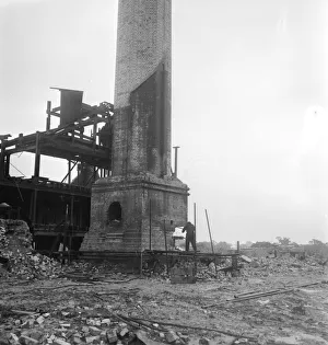 01016 Prints: Demolition of Kingsteignton Pottery chimney in October 1968