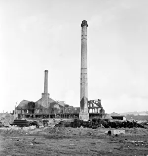 Demolition of Kingsteignton Pottery chimney in October 1968