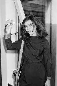 Departure of pop singer Debbie Harry to New York after a promotion tour of england