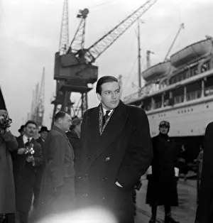 00017 Prints: The departure of Sir Anthony Eden and Lady Eden on the New Zealand line ship Rangitata