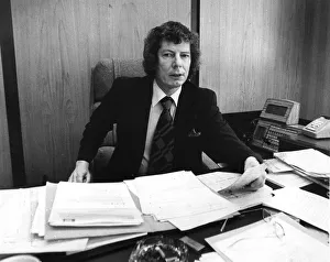 Journalism Prints: Derek Jameson working in editors office at Daily Express - August 1977