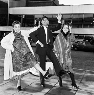 01177 Collection: Derek Nimmo with Peggy Mount (left) and Paula Wilcox leaving Heathrow Airport for