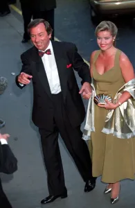 DES O CONNOR AND HIS GIRLFRIEND JAY RUFER AT PREMIERE OF SUNSET BOULEVARD -93 / 7400