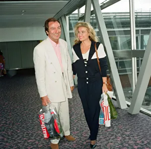 00978 Prints: Des O Connor and girlfriend Jodie Brooke Wilson and Heathrow Airport