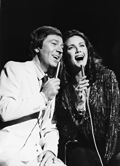 Des O Connor TV Presenter Comedian in singing duet with Lynda Carter on his BBC show
