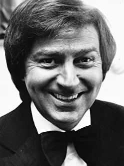 00126 Prints: Des O Connor TV Presenter Comedian smiling portrait shot A©mirrorpix