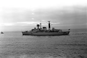 00488 Prints: The destroyer HMS Glasgow puts to sea from the River Tyne on her way to Portsmouth to be