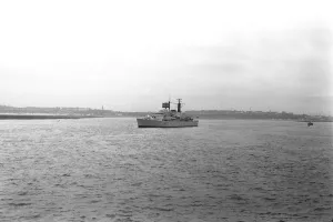 00488 Prints: The destroyer HMS Glasgow puts to sea from the River Tyne on her way to Portsmouth to be