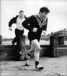 Bunting Prints: Determined Flash'Flanagan sets out on a run - followed by Bunting Hull