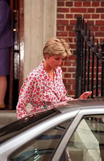 DIANA, THE PRINCESS OF WALES LEAVING ST MARYs HOSPITAL AFTER VISITING AIDS VICTIM