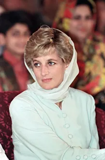 01506 Prints: Diana, Princess of Wales, pictured during a visit to the Shaukat Khanum Memorial Hospital