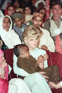01505 Prints: Diana, Princess of Wales, pictured during a visit to the Shaukat Khanum Memorial Hospital