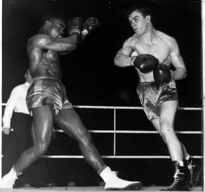 Dick Richardson outpoints American Bert Whitehurst