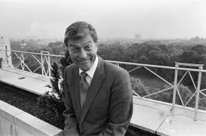 00907 Prints: Dick Van Dyke on the roof of The Dorchester Hotel. 30th May 1967