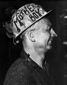 Coal Mine Prints: Dicko Richards (49) a screen hand with mothers boy helmet. December 1971 P018199