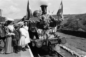 Oakworth Prints: Dinah Sheridan, Gary Warren, Sally Thomsett and Jenny Agutter on the set of