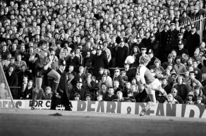 Division 1 football. Arsenal 2 v. Sunderland 2. October 1980 LF04-44-120