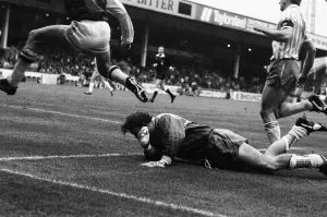 00712 Prints: Divison One match Aston Villa 6 -2 Everton held at Villa Park. Neville Southall