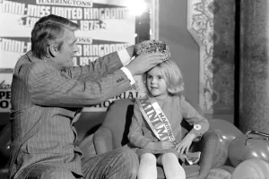 00044 Prints: DJ Pete Murray seen here crowning the winner of the Mini Miss UK beauty competition