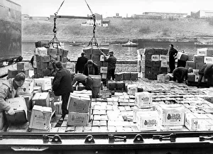 00081 Prints: Dockers begin to unload a cargo of oranges at the Newcastle Quayside in 1978