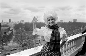 Dolly Comes To Town'. American Country and Western singer