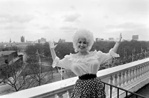 Dolly Comes To Town'. American Country and Western singer