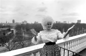 Dolly Comes To Town'. American Country and Western singer