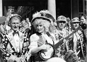 00110 Collection: Dolly Parton seen here at Covent Garden to perform with Pearly Kings and Queens