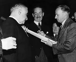 00273 Prints: Don Bradman Australian cricketing legend autographs a Don Bradman cricket bat which will