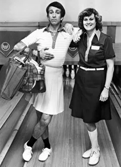 Images Dated 2nd October 1980: Don Maclean, actor and comedian, photo-call, promotional tenpin bowling launch along with
