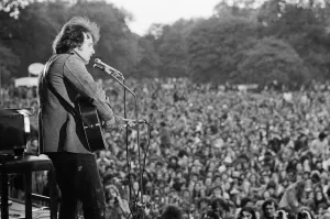 01205 Prints: Don Mclean - America singer and songwriter performs to a reported 85