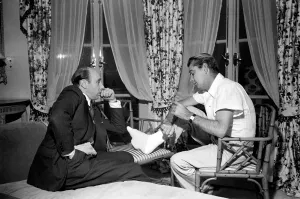 Plaster Prints: Donald Zec with film star Alan Ladd, who has injured his foot. October 1953 D6473-003