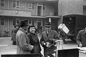 00441 Prints: Door to Door Salesmen sell domestic appliances to homeowners in London
