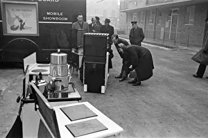 00441 Prints: Door to Door Salesmen sell domestic appliances to homeowners in London
