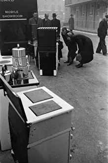 00441 Prints: Door to Door Salesmen sell domestic appliances to homeowners in London
