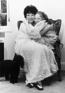 Dorothy Solomon agent with Lena Zavaroni A&copy;Mirrorpix Circa 1975