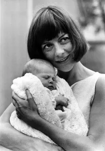 Dorothy Tutin actress Aug 1964 and her baby daughter Amanda