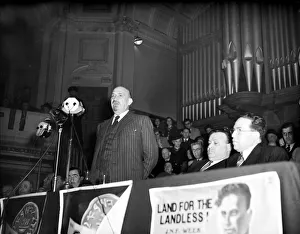 Dr Chaim Weizmann addresses the closing session of the Zionist Federation meeting