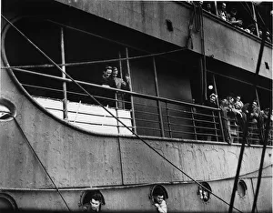 Kings Prints: Duke & Duchess of Windsor aboard ship Argentina at Plymouth The war over