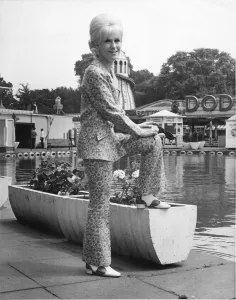 Entertainmnent Prints: Dusty Springfield spend a couple of hours singing in Battersea Funfair on Wednesday