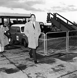 01418 Prints: Dutch magician Fred Kaps arriving at Heathrow Airport before his appearance before forty
