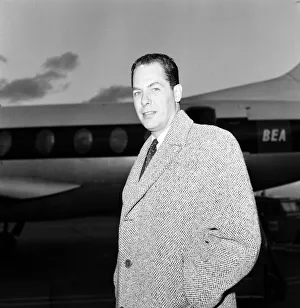 01418 Prints: Dutch magician Fred Kaps arriving at Heathrow Airport before his appearance before forty