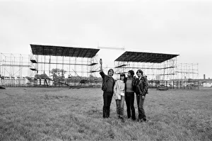 00850 Prints: Early birds, Festival goers start to arrive for the 20th National Rock Festival