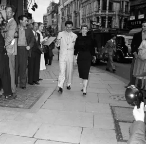 01025 Prints: Eddie Fisher and his wife Debbie Reynolds who arrived over here for Mr Fisher