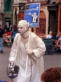Edinburgh festival feature Aug 1998 a white pained actor fron Ticklebang